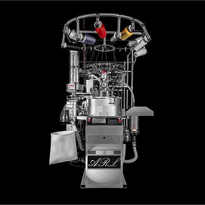 Helt datoriserad encylindrig stick- och symaskin